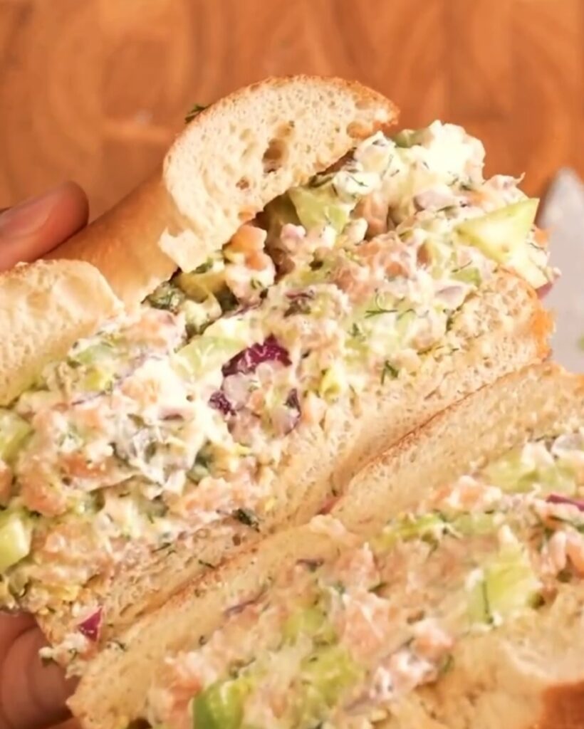 chopped sandwicη με σολωμο τυρι κρεμα και λαχανικα